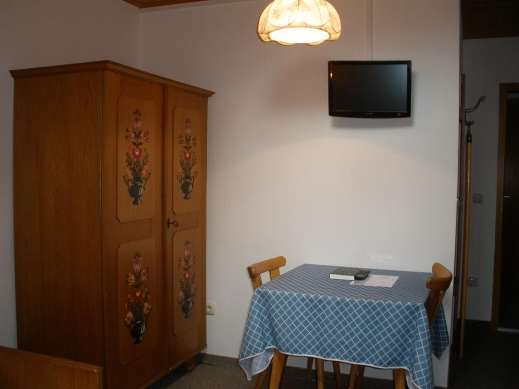 Alpengasthof Zur Loisach Hotel Grossweil Room photo