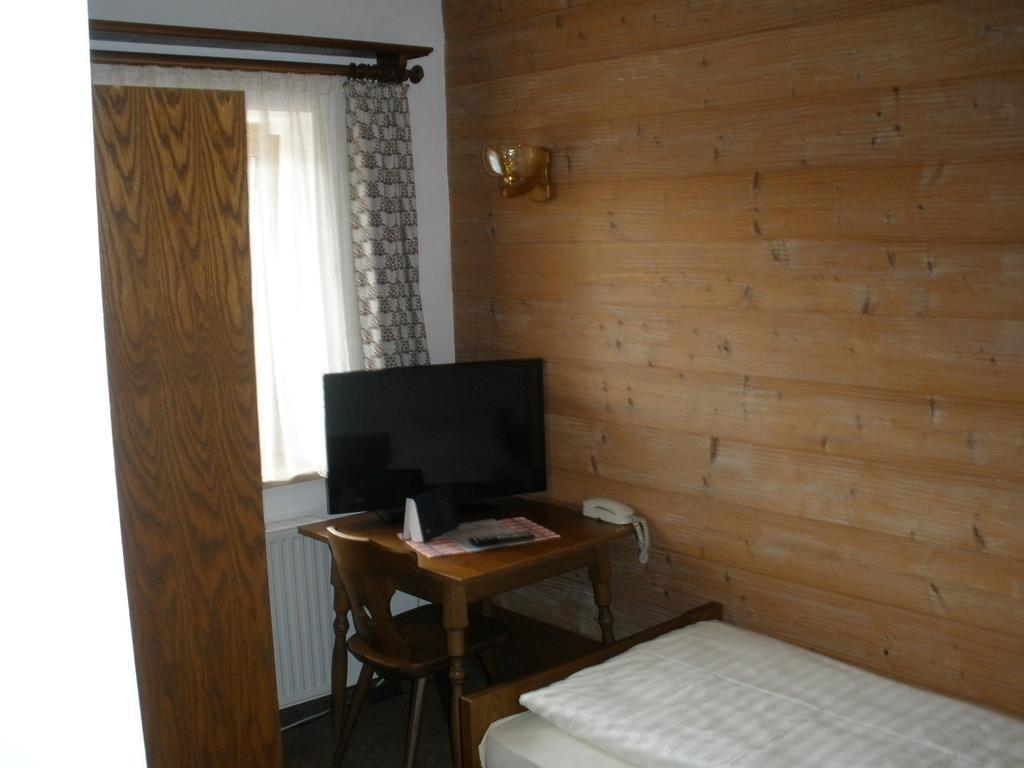 Alpengasthof Zur Loisach Hotel Grossweil Room photo