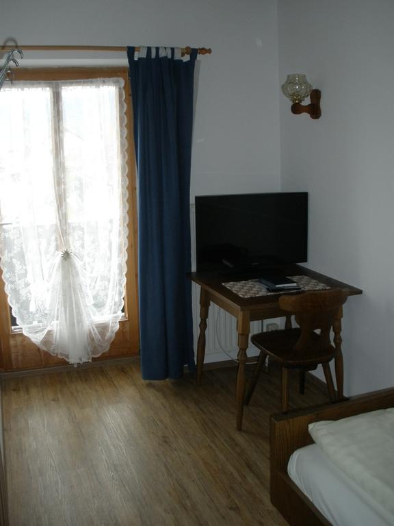 Alpengasthof Zur Loisach Hotel Grossweil Room photo