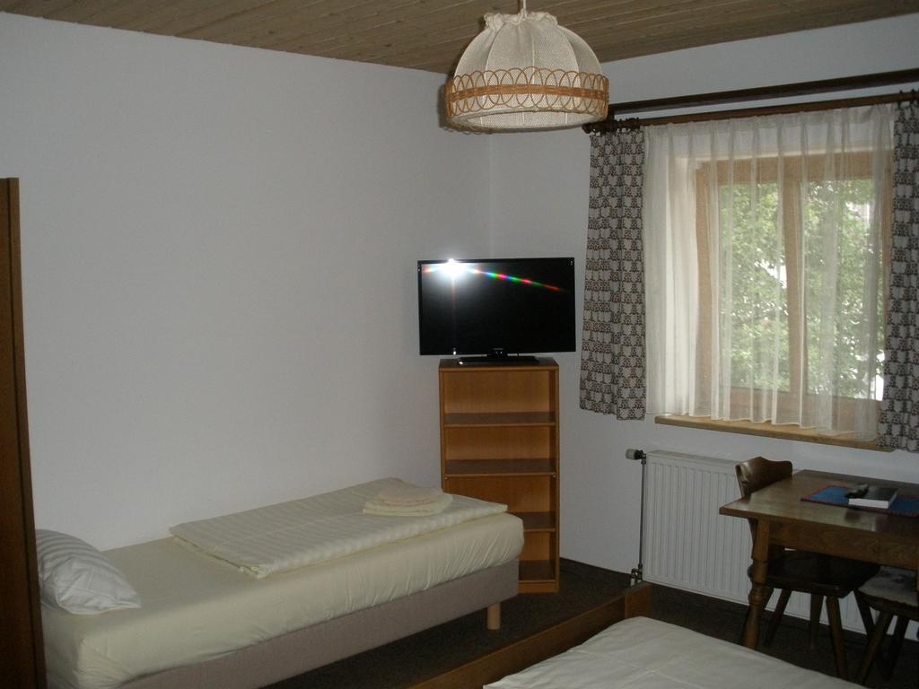 Alpengasthof Zur Loisach Hotel Grossweil Room photo