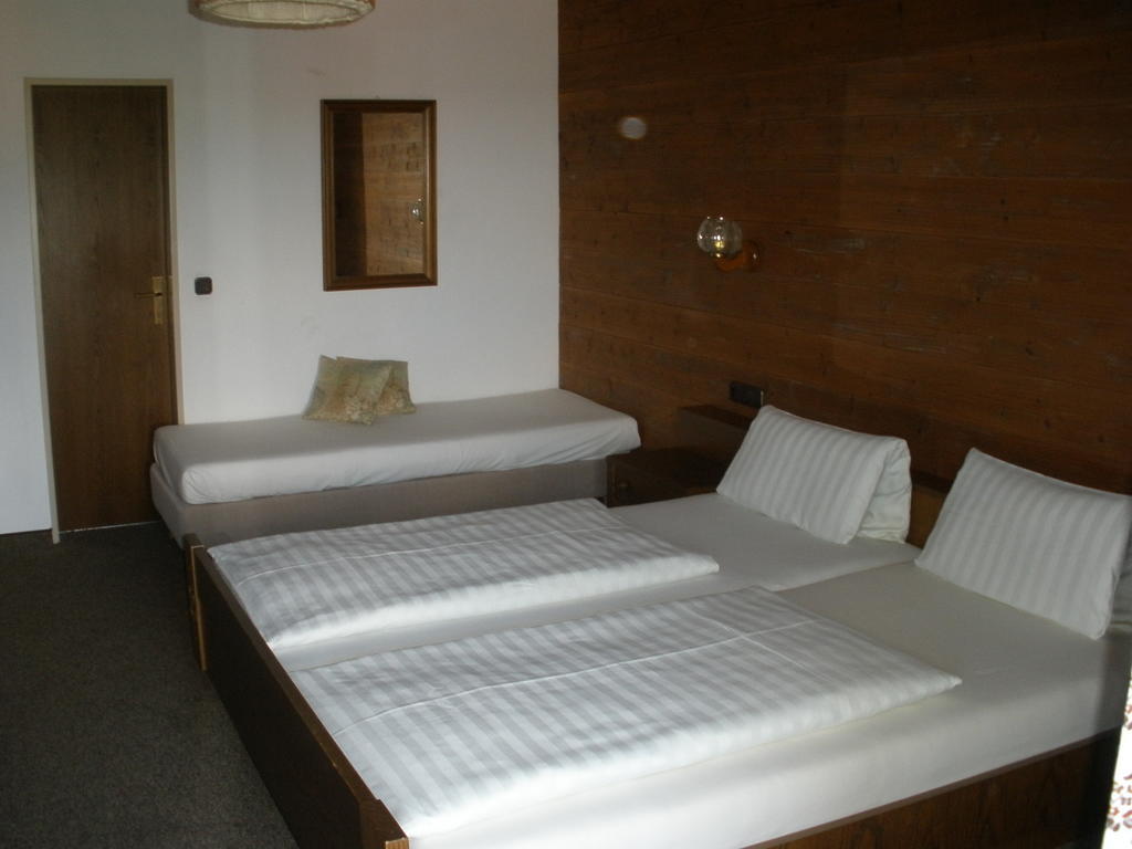 Alpengasthof Zur Loisach Hotel Grossweil Room photo
